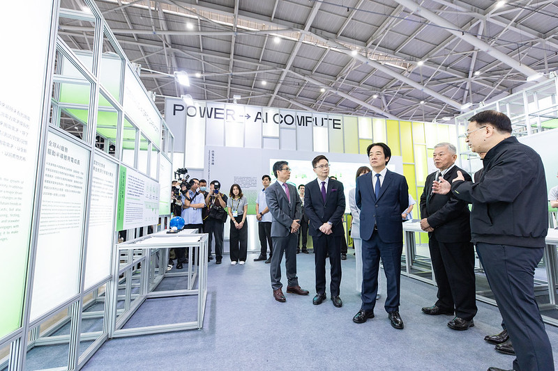 總統與現場貴賓一同參觀展場
