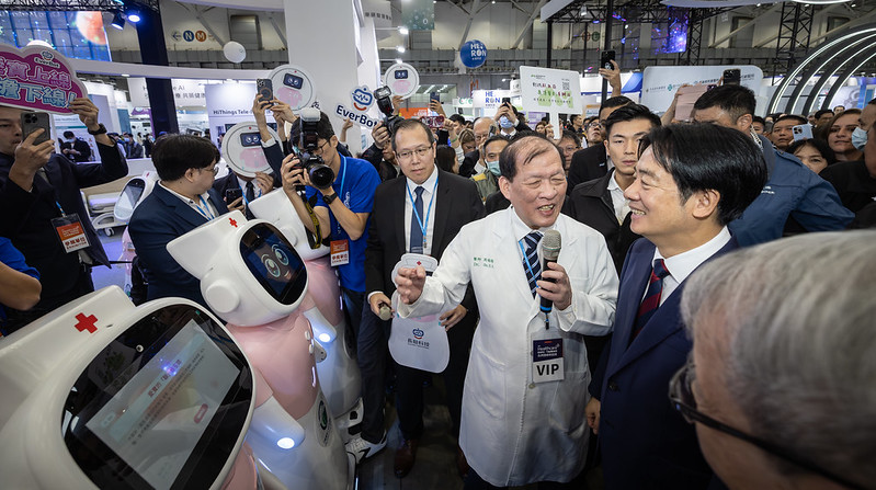 總統出席台灣醫療科技展開幕典禮　盼醫療生技產業立足臺灣、布局全球　成為世界一股良善力量