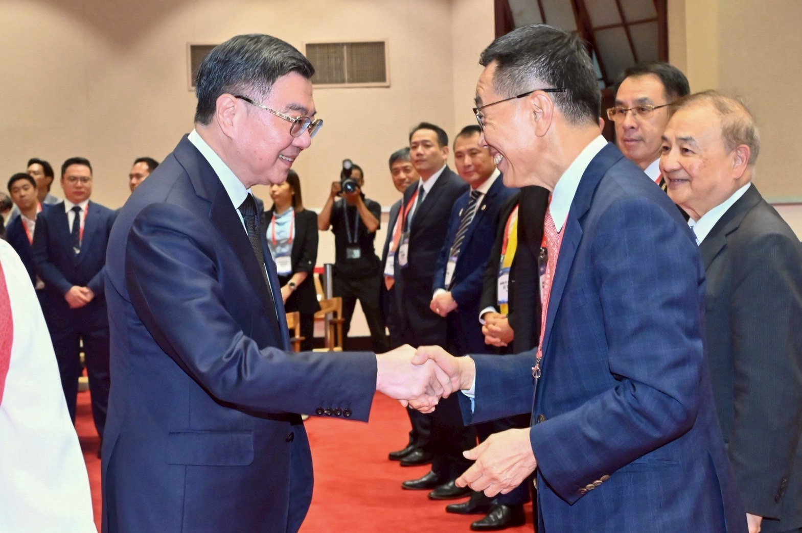 卓揆接見世界臺灣商會聯合總會回國訪問團 盼支持「AI新十大建設推動方案」