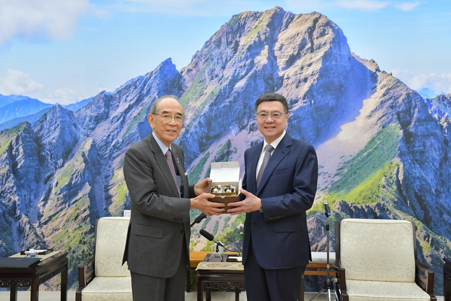 Premier Cho receives Japan-Taiwan Exchange Association Chairman Ohashi Mitsuo