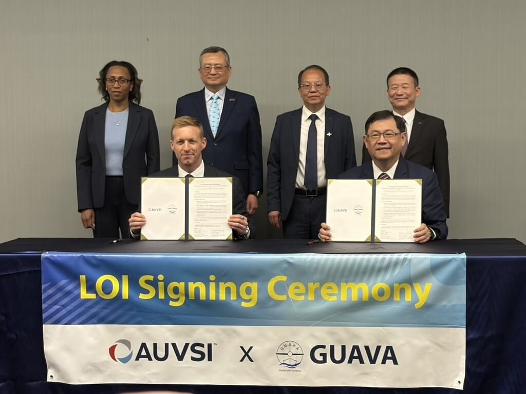 LOI締結を喜ぶ無人機プロジェクトチームの江振瑋執行長（手前右）、AUVSIのマイケル・ロビンズ会長（同左）＝5月12日、デトロイト（駐シカゴ弁事処提供）