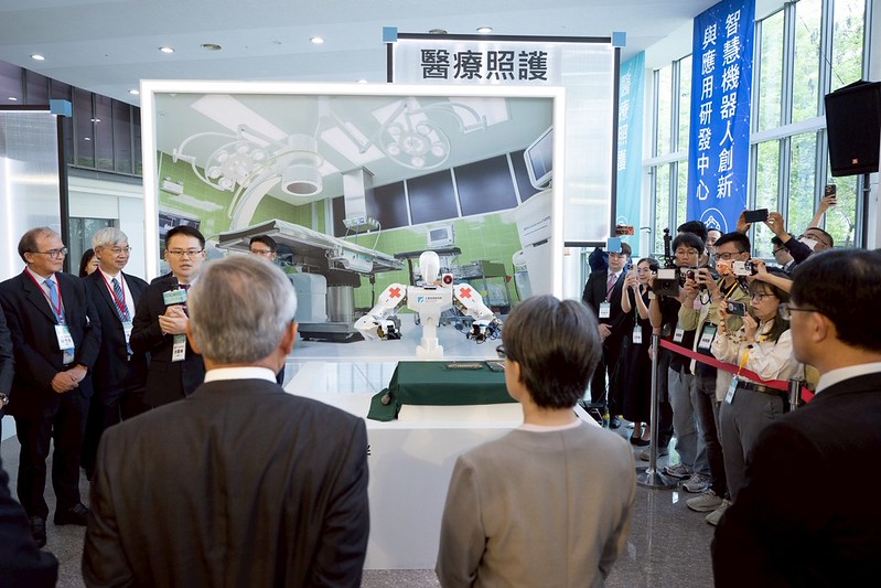 副總統抵達後，首先參觀智慧機器人應用場域，聽取智慧機器人創新與應用研發中心及相關展示說明