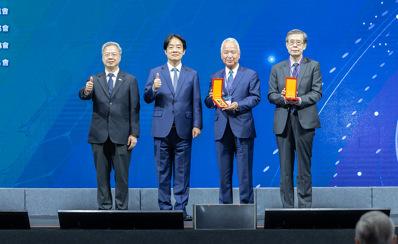 總統抵達後，頒發經濟專業獎章予日本自民黨半導體戰略推進議員聯盟名譽會長甘利明，以及台積電總裁魏哲家，由執行副總經理暨共同營運長秦永沛代表接受