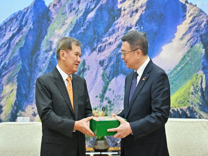 Premier Cho receives former Singapore parliament speaker Abdullah Tarmugi