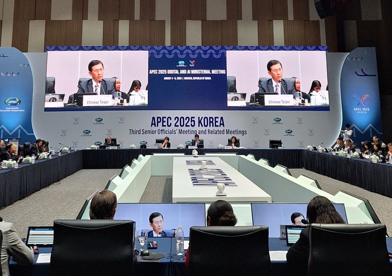 Digital Minister Huang attends inaugural APEC AI ministerial meeting