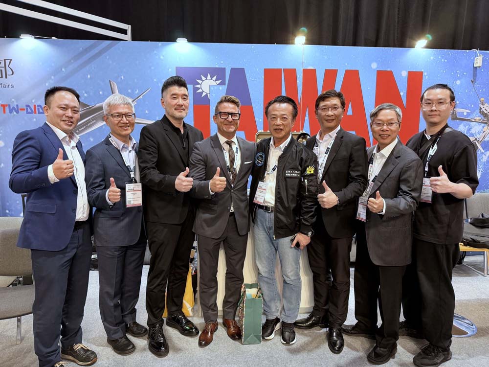 翁章梁率團參訪波蘭MSPO國防工業展　鏈結國際無人機產業合作