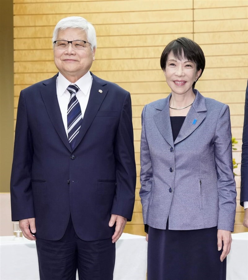 高市早苗首相（右）と面会したTSMCの魏哲家会長＝2月5日、東京（共同通信社提供）