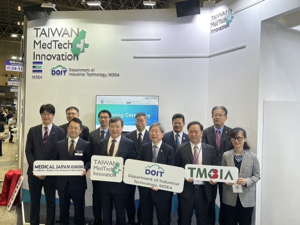 台湾メドテック・イノベーションパビリオンのオープニングセレモニーに出席した(前列左から)「メディカルジャパン東京」事務局長の矢島大地氏、李逸洋駐日代表、工業技術研究院(ITRI)バイスプレジデントでバイオメディカル技術・医療機器研究所所長の荘曜宇氏(ITRI提供)